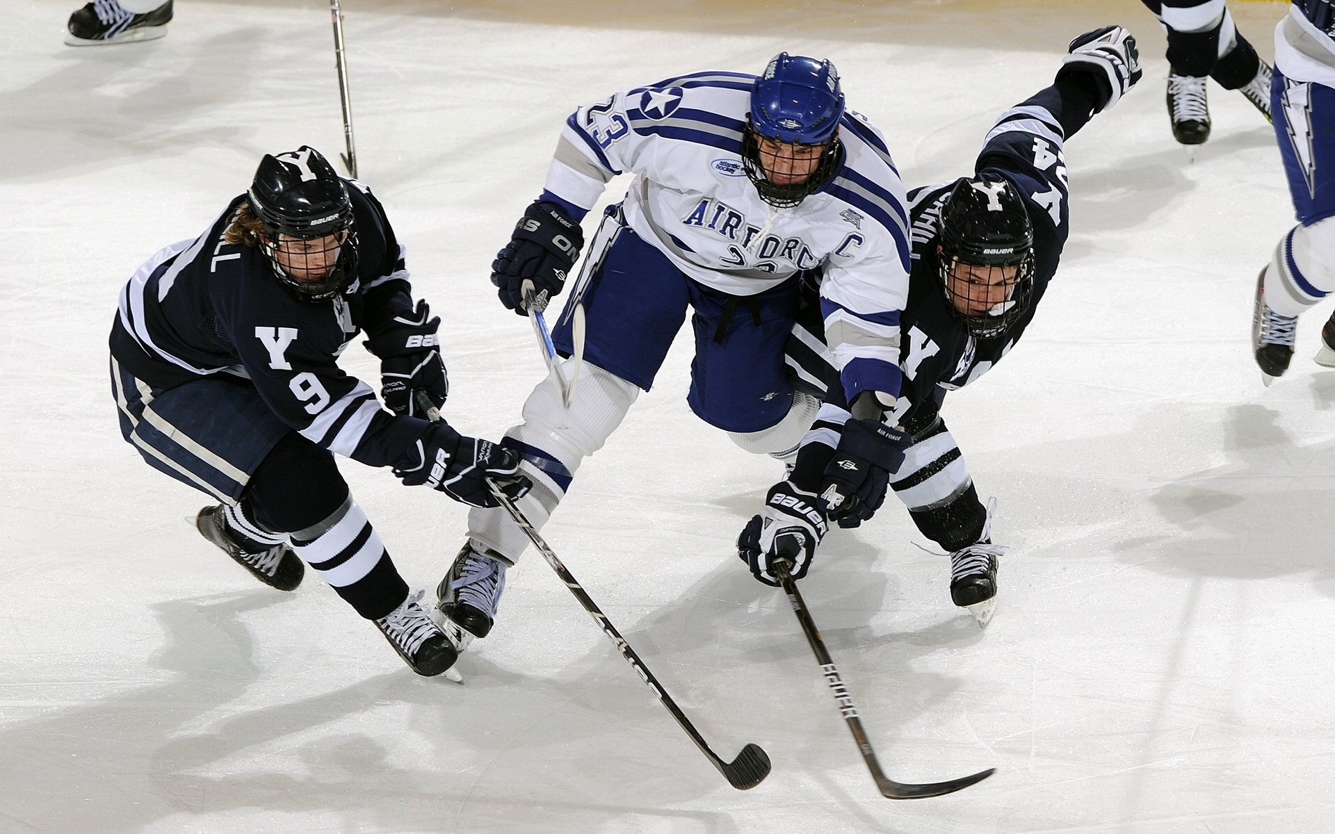 _未来科技展：机器人运动员与真人比赛同台竞技_，机器人与人的比赛