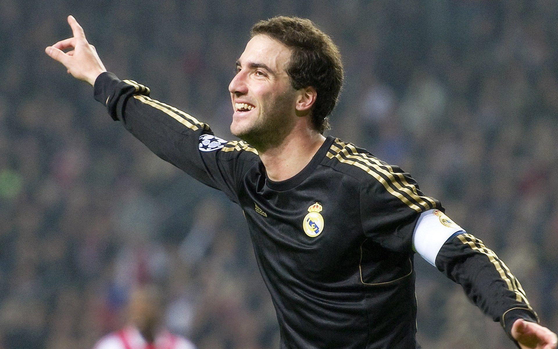 最受关注:王强表现抢眼,荣获本场最佳球员称号!,足球运动员王强